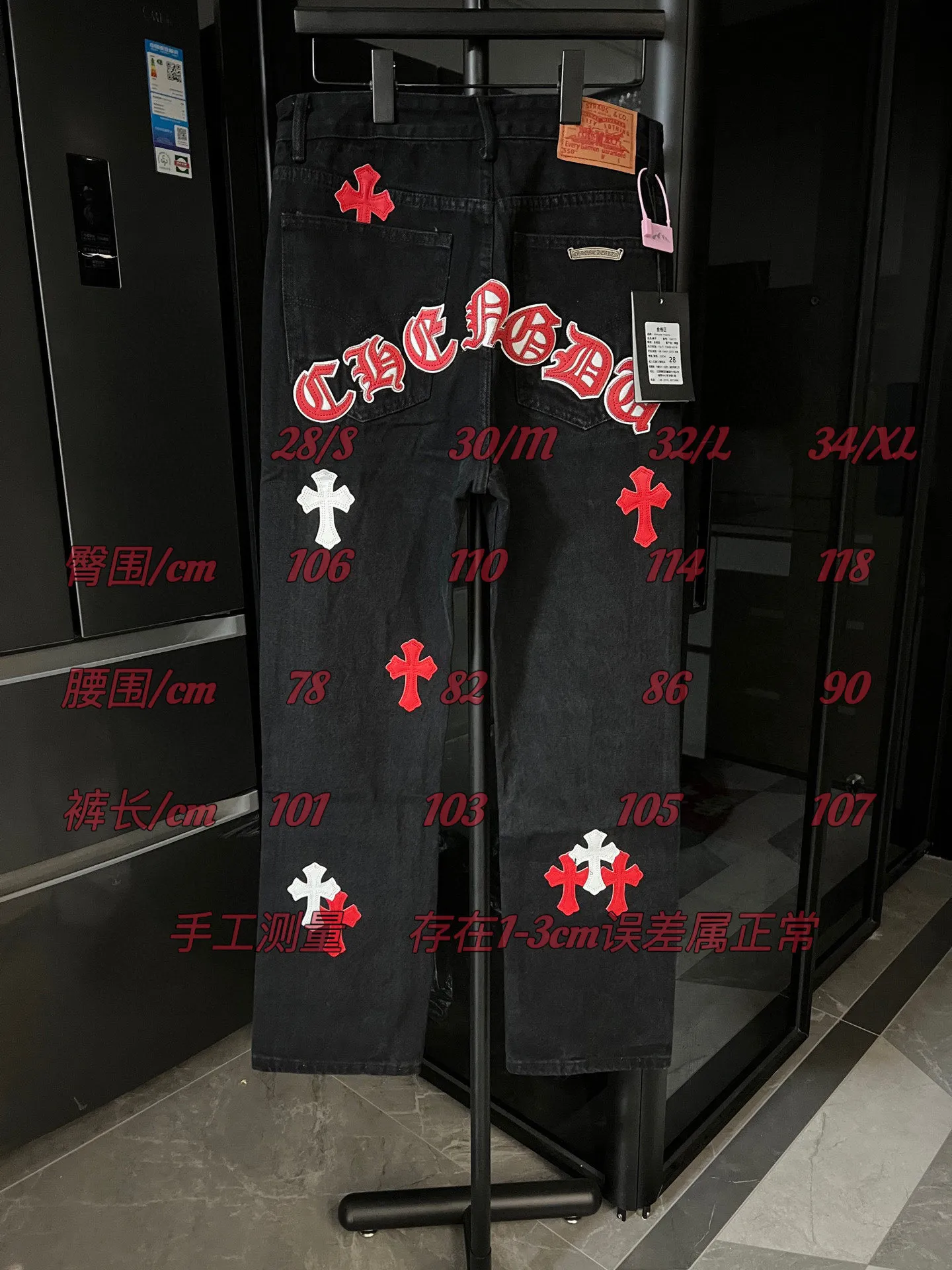 P260 [Next day] Chrome Hearts/CH Hong Kong city limited series Sanskrit cross patch patchwork leather jeans (black) Black and red color matching - Hong Kong limited fashion players, Chrome Hearts Hong Kong city limited jeans are now available!  The unique color scheme is like the intertwining of vitality and romance of Hong Kong. The three-dimensional letters between the hips seem to tell the story of the city. The customized hardware, the three-dimensional and thick cross stamens, and the hand-cut leather washers make the details full of luxury.  Handcrafted and made of environmentally friendly materials, comfort and quality coexist. Owning it is not only an outfit, but also a status symbol. Globally limited edition, don’t miss it.  Size: 28 30 32 34 (corresponding to s-xl) Detailed size can be found in Figure 9